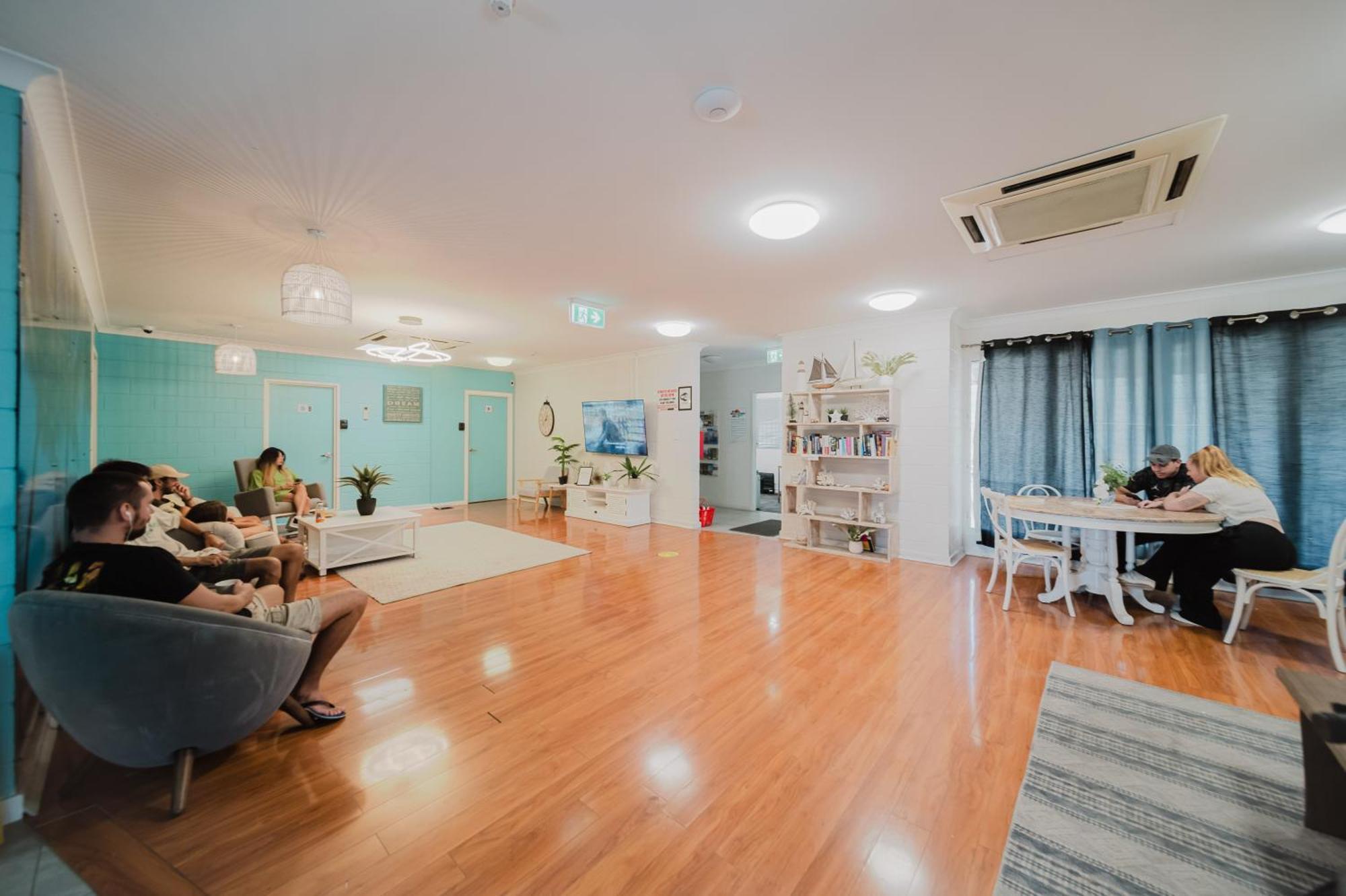 Seaside Lodge Hostel Townsville- Right Next To Coles, 2 Mins Walk To Strand & Cbd المظهر الخارجي الصورة