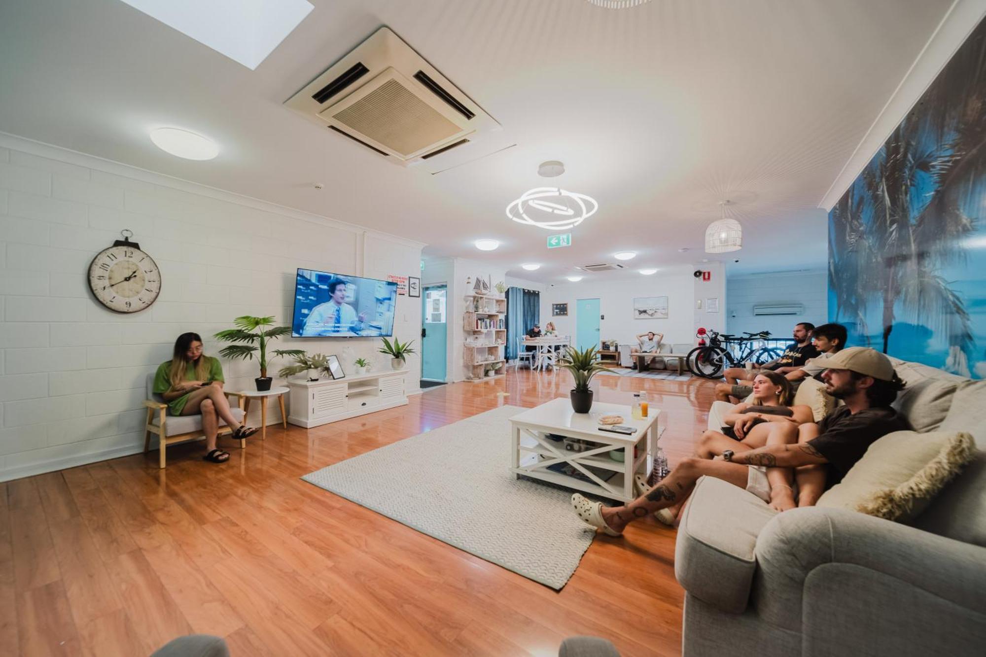 Seaside Lodge Hostel Townsville- Right Next To Coles, 2 Mins Walk To Strand & Cbd المظهر الخارجي الصورة